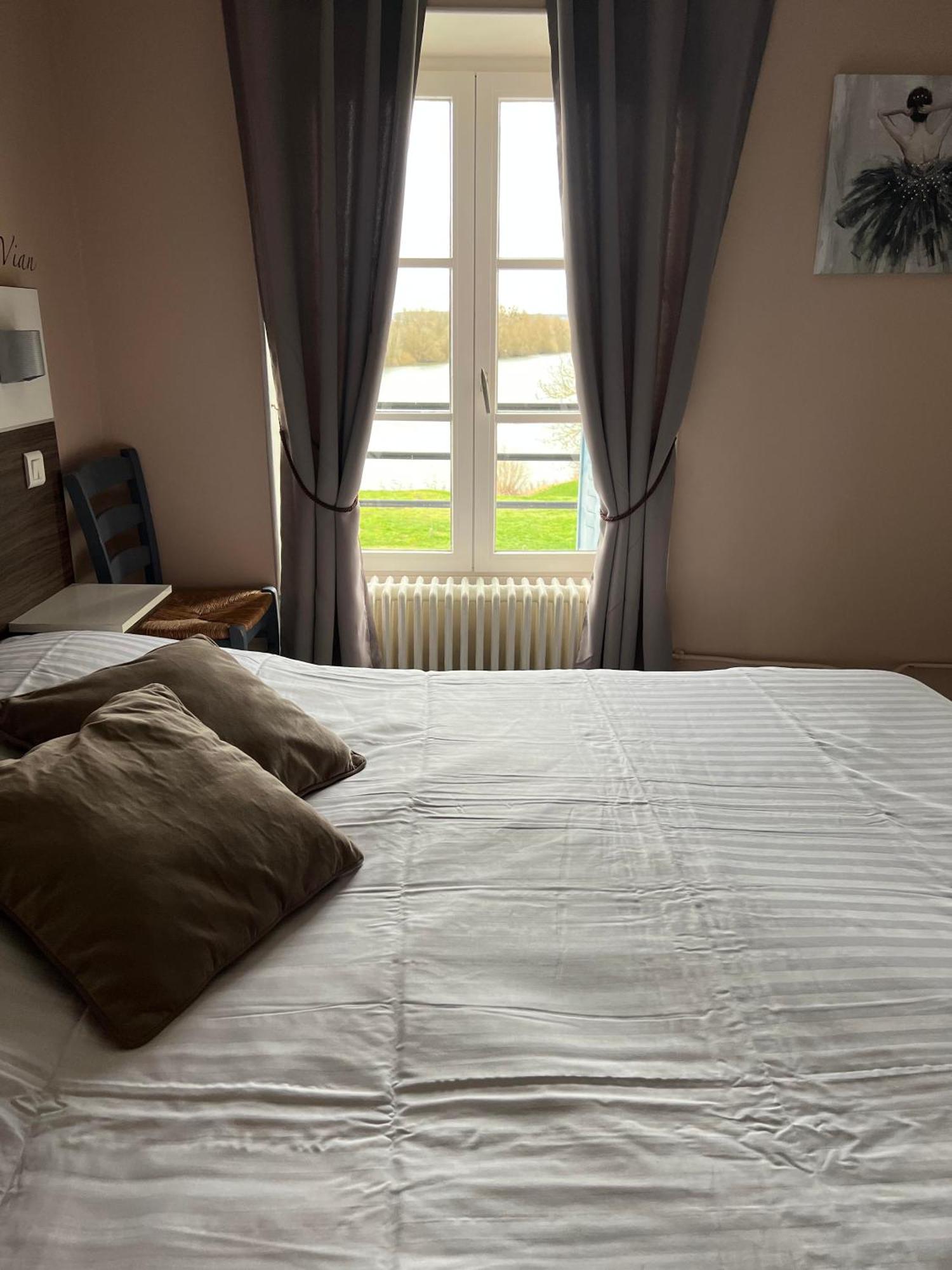 Logis Hotel & Restaurant - Les Bords De Seine La Roche-Guyon Luaran gambar